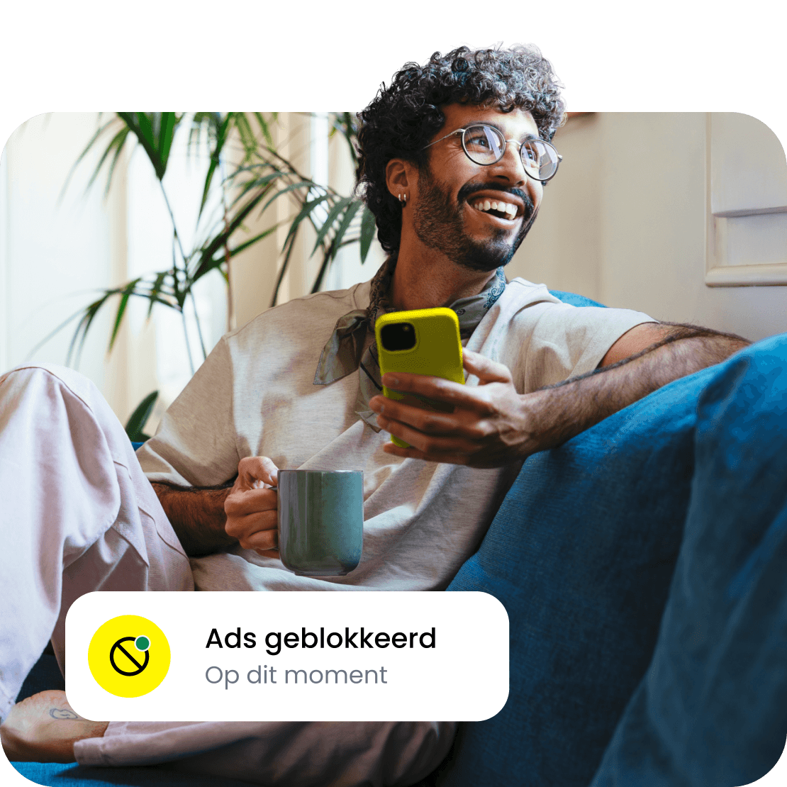 Een reiziger die ontspant met een telefoon waarop de adblocker-melding van Saily wordt weergegeven.