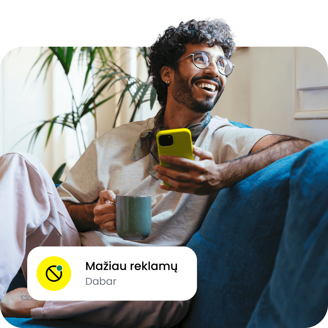 Besiilsintis keliautojas laiko telefoną, kuriame rodomas „Saily“ reklamų blokavimo pranešimas.