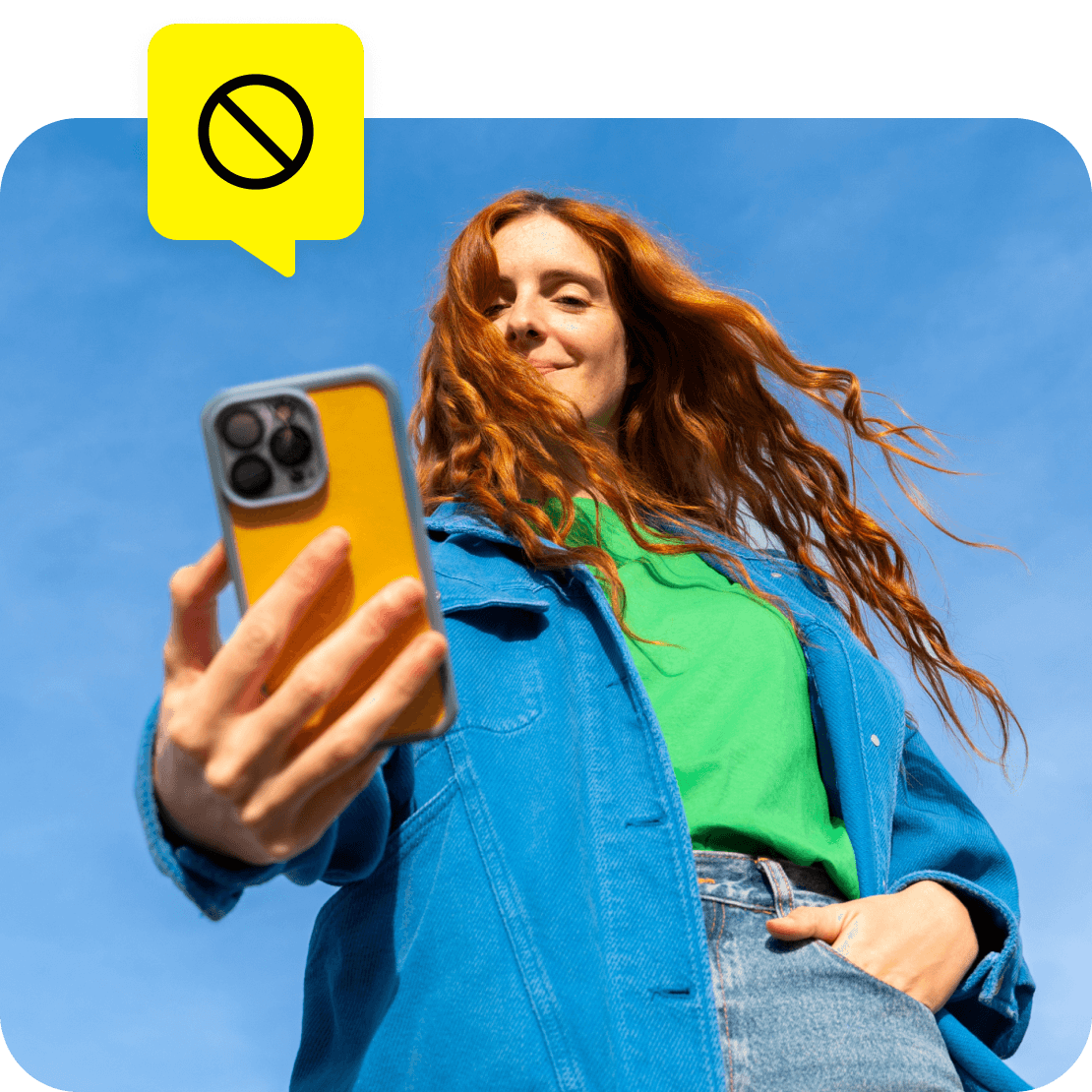 Ein Reisender im Ausland, der ein Smartphone nutzt, auf dem der Werbeblocker von Saily aktiv ist.