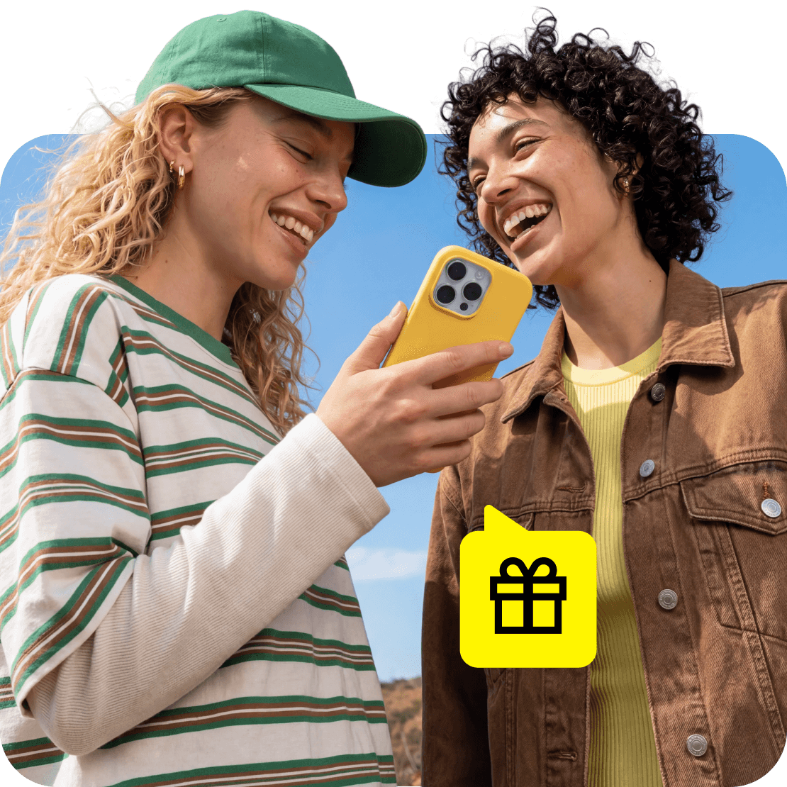 A happy couple enjoying the benefits of Saily’s referral program.