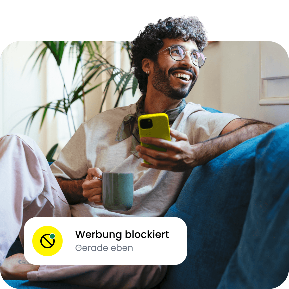 Ein Reisender, der sich entspannt und auf seinem Handy die Benachrichtigung von Saily zum Werbeblocker sieht.