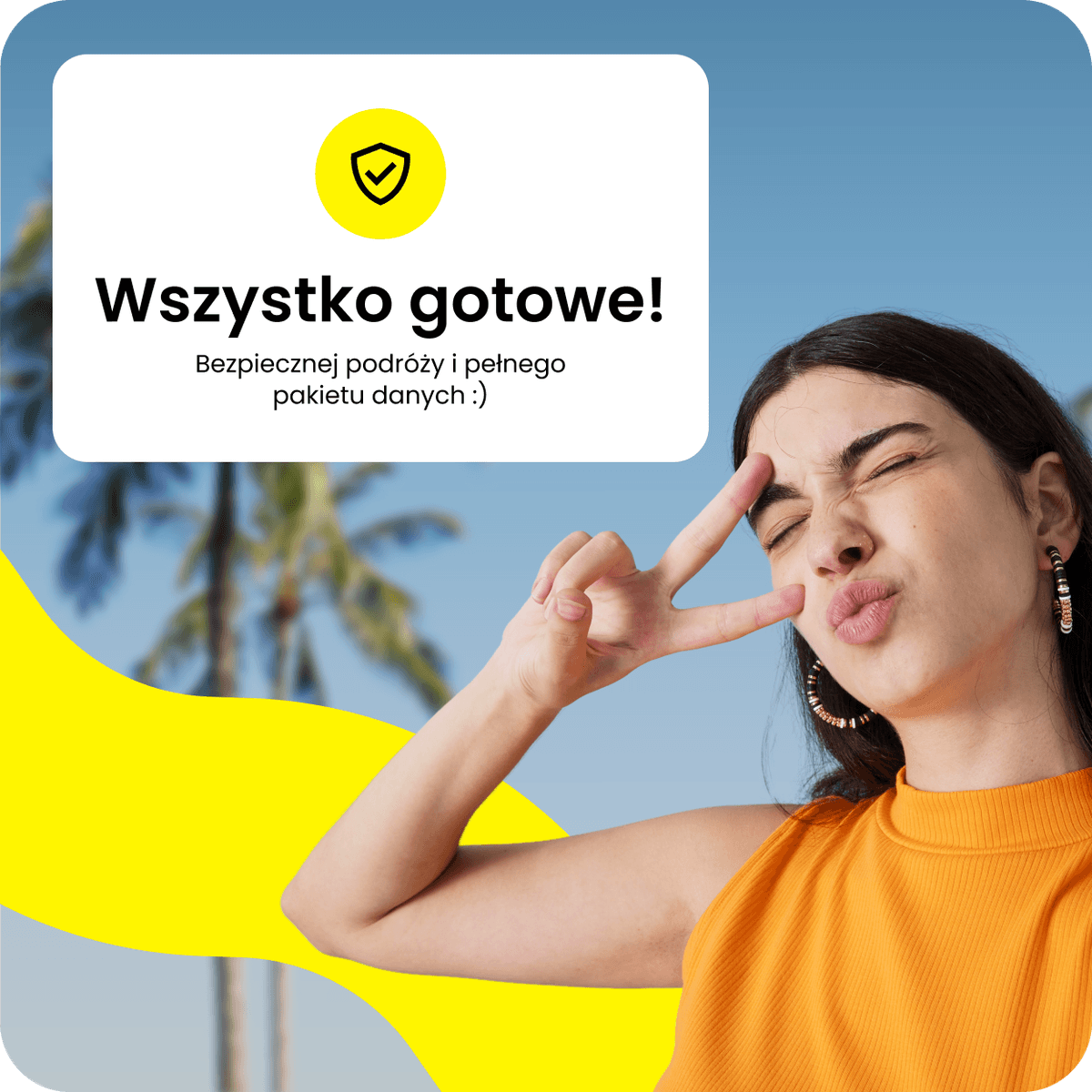 Uśmiechnięta kobieta korzysta z pakietu eSIM Saily.