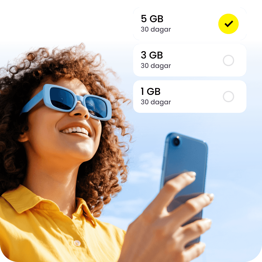 En kvinna väljer en eSIM-plan. 