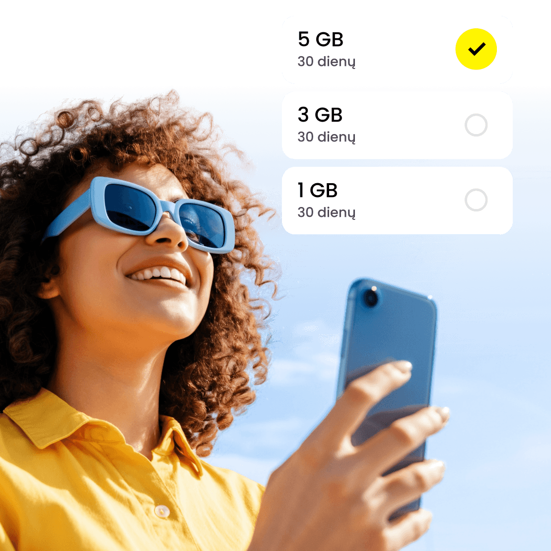 Moteris renkasi eSIM planą. 