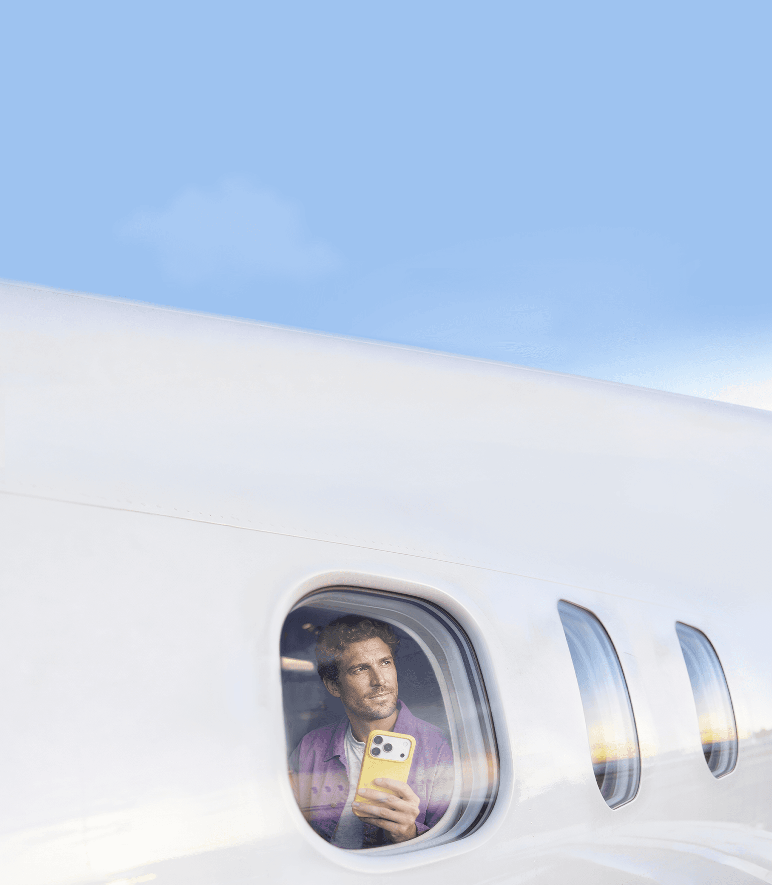 Una persona que utiliza la app eSIM de Saily mientras viaja con prisa.