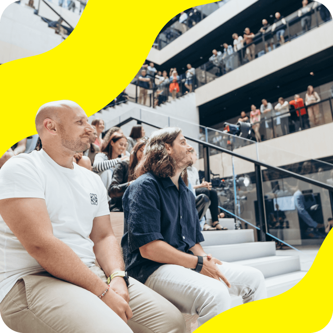 Los fundadores de Saily asisten a una presentación en la sede central de Saily. 