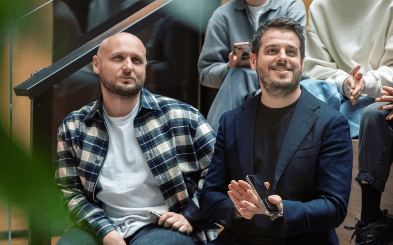 Los fundadores de Saily asistiendo a un evento. 