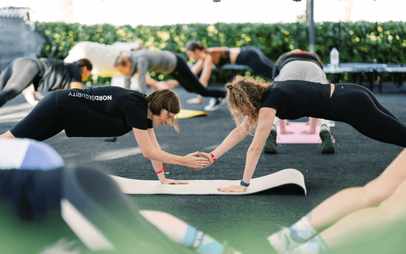 Miembros del equipo de Saily haciendo ejercicio juntos, como parte de la iniciativa de bienestar de la empresa.