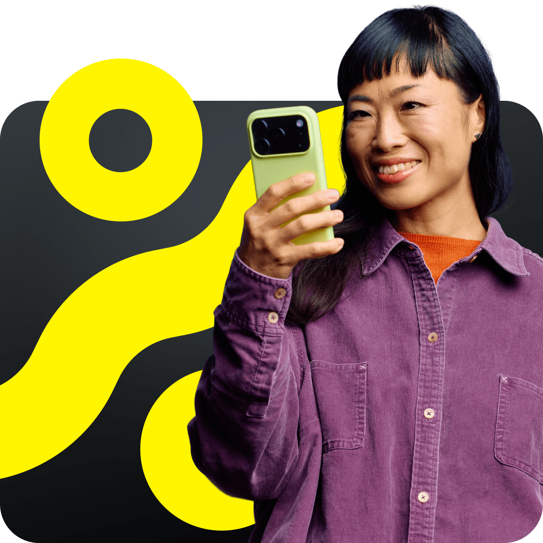 휴대폰으로 Saily의 블랙 프라이데이 할인 상품을 살펴보는 여성