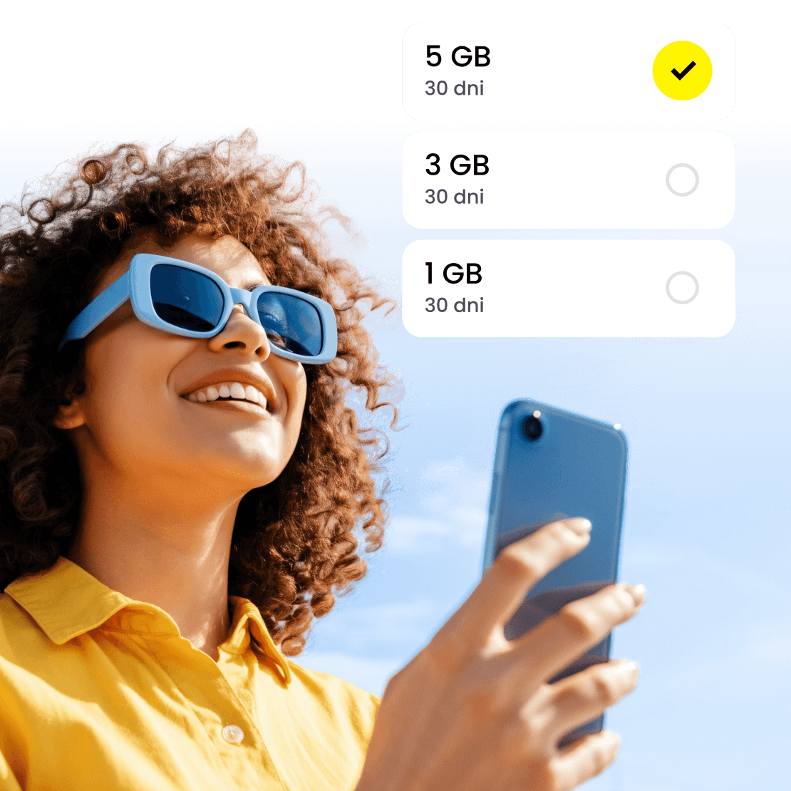 Kobieta wybiera pakiet eSIM. 
