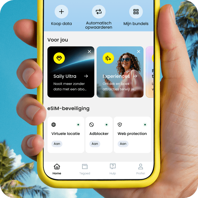 Een hand houdt een telefoon vast met de Saily-app open, die opties laat zien om eSIM-bundels, mobiele data en beveiligingsfuncties te beheren.
