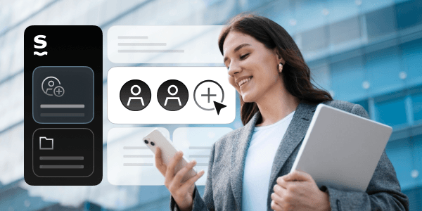 Una mujer sonriente usa su teléfono, en el que se ve el panel de control empresarial de Saily.