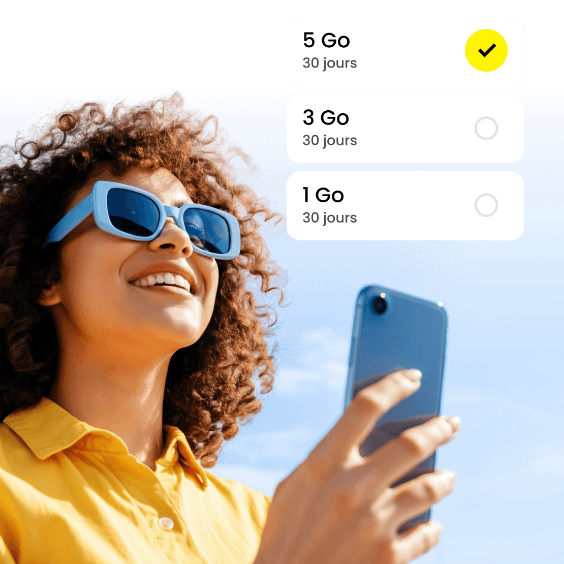 Une femme sélectionne un forfait eSIM. 