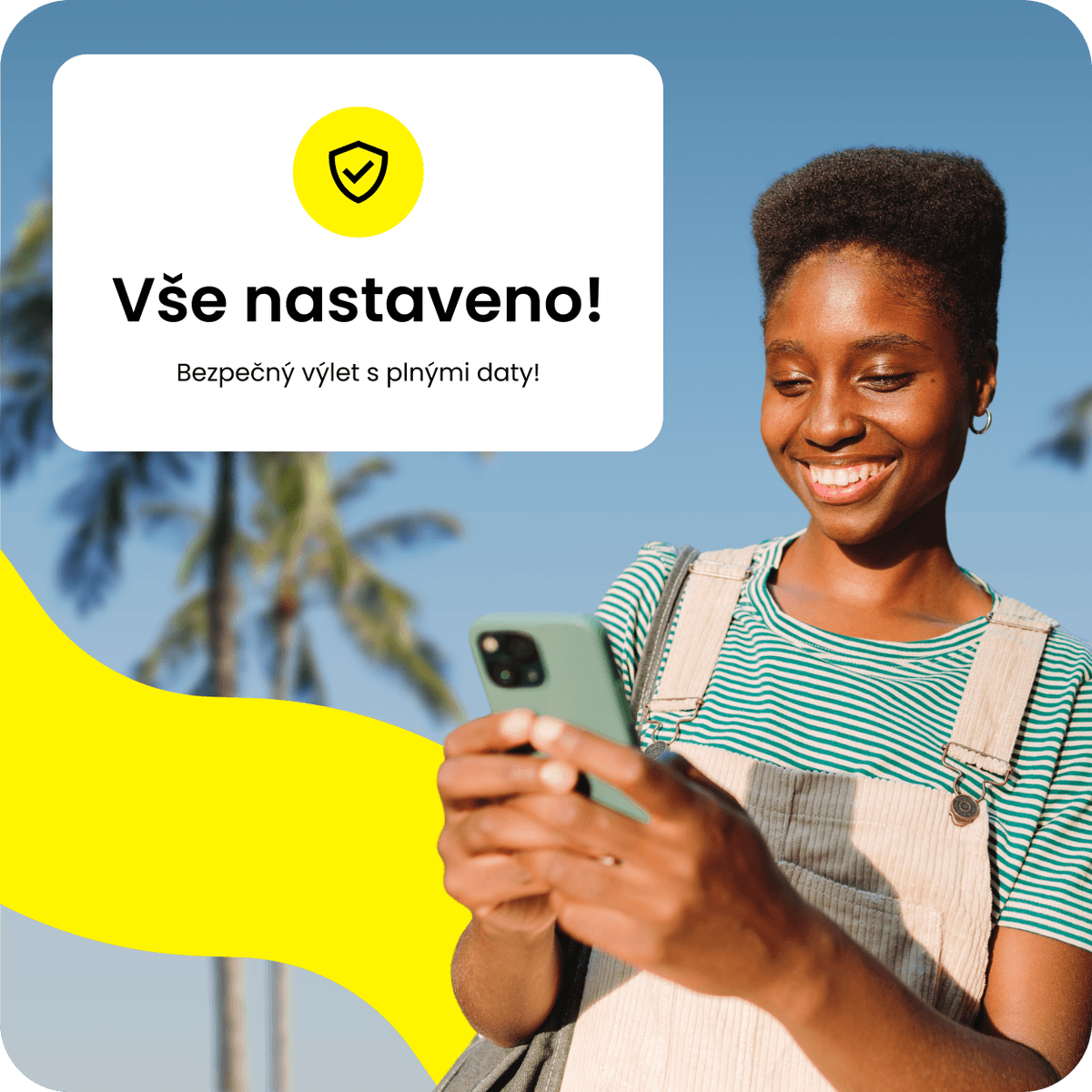 Usměvající žena si užívá plně nastavený eSIM tarif Saily.