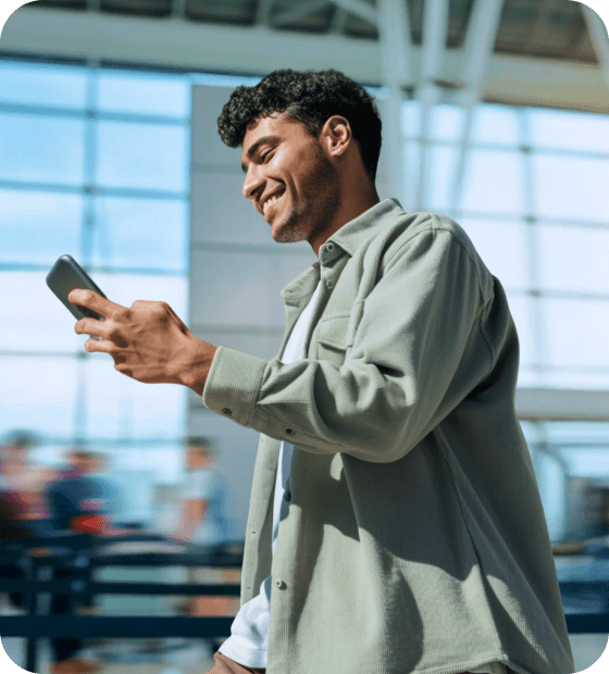 スマートフォンでSailyのファストトラックサービスを利用している男性。