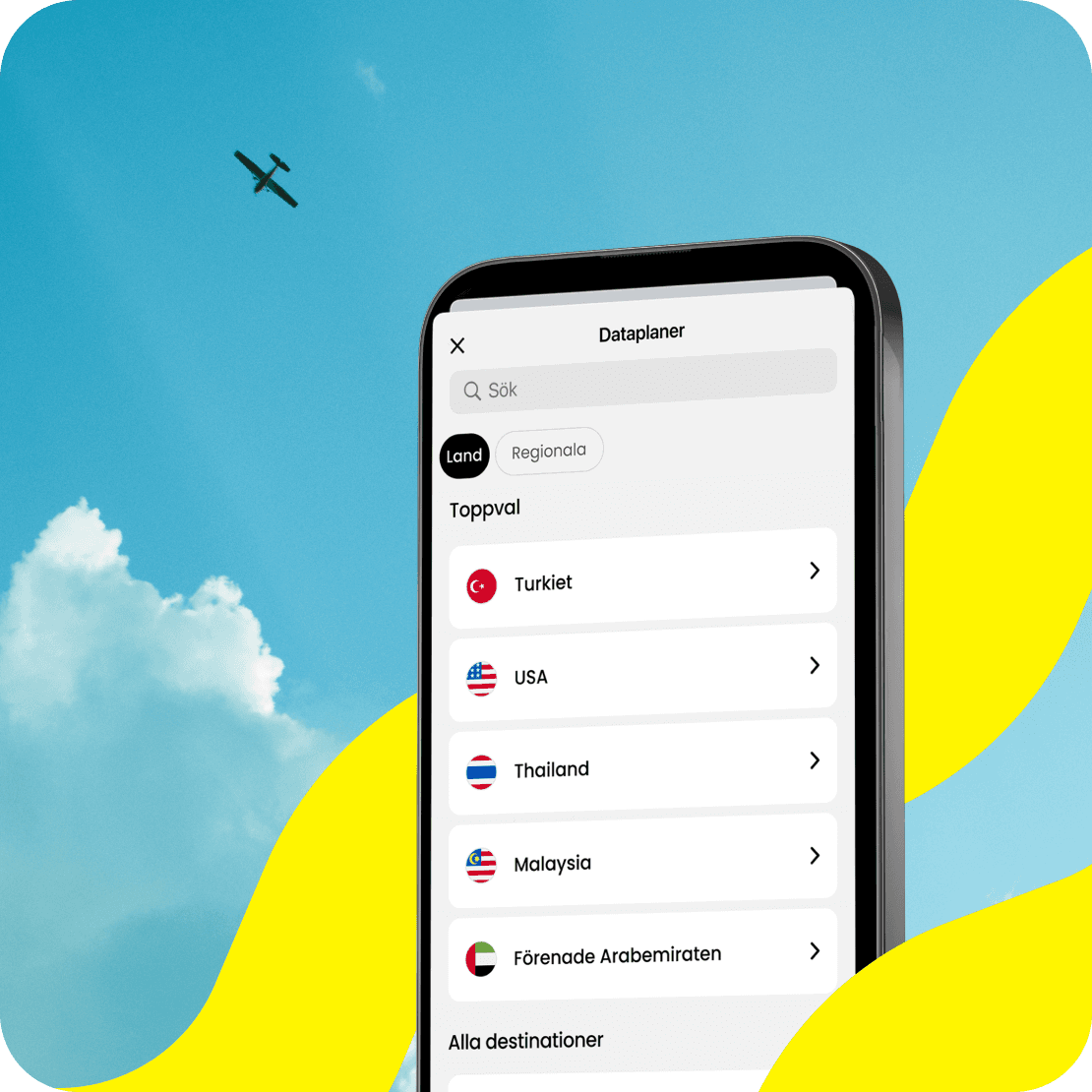 En telefon visar Saily eSIM-appen och de destinationer som stöds, medan ett flygplan färdas över den blå himlen i bakgrunden.