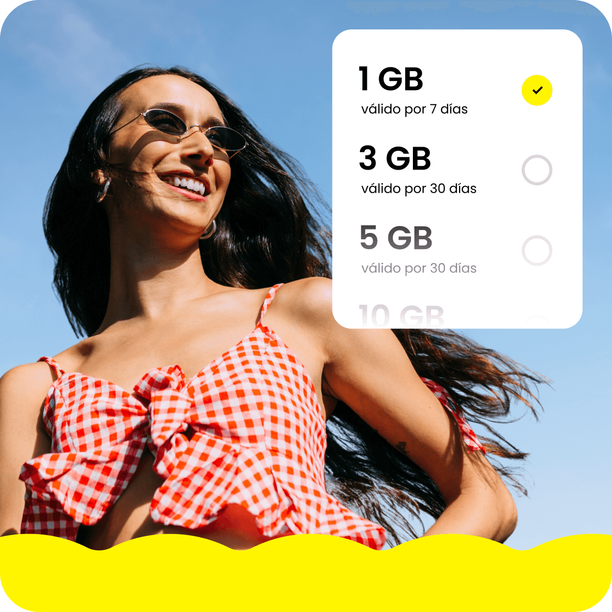 Una mujer disfruta del sol después de elegir su plan de datos eSIM de 1 GB.