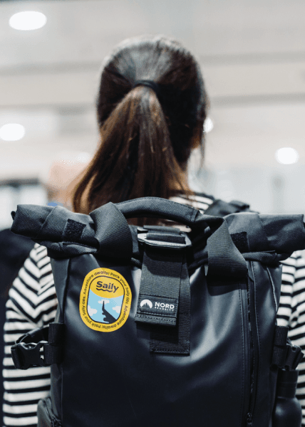  Un viajero con una mochila con una pegatina de Saily.