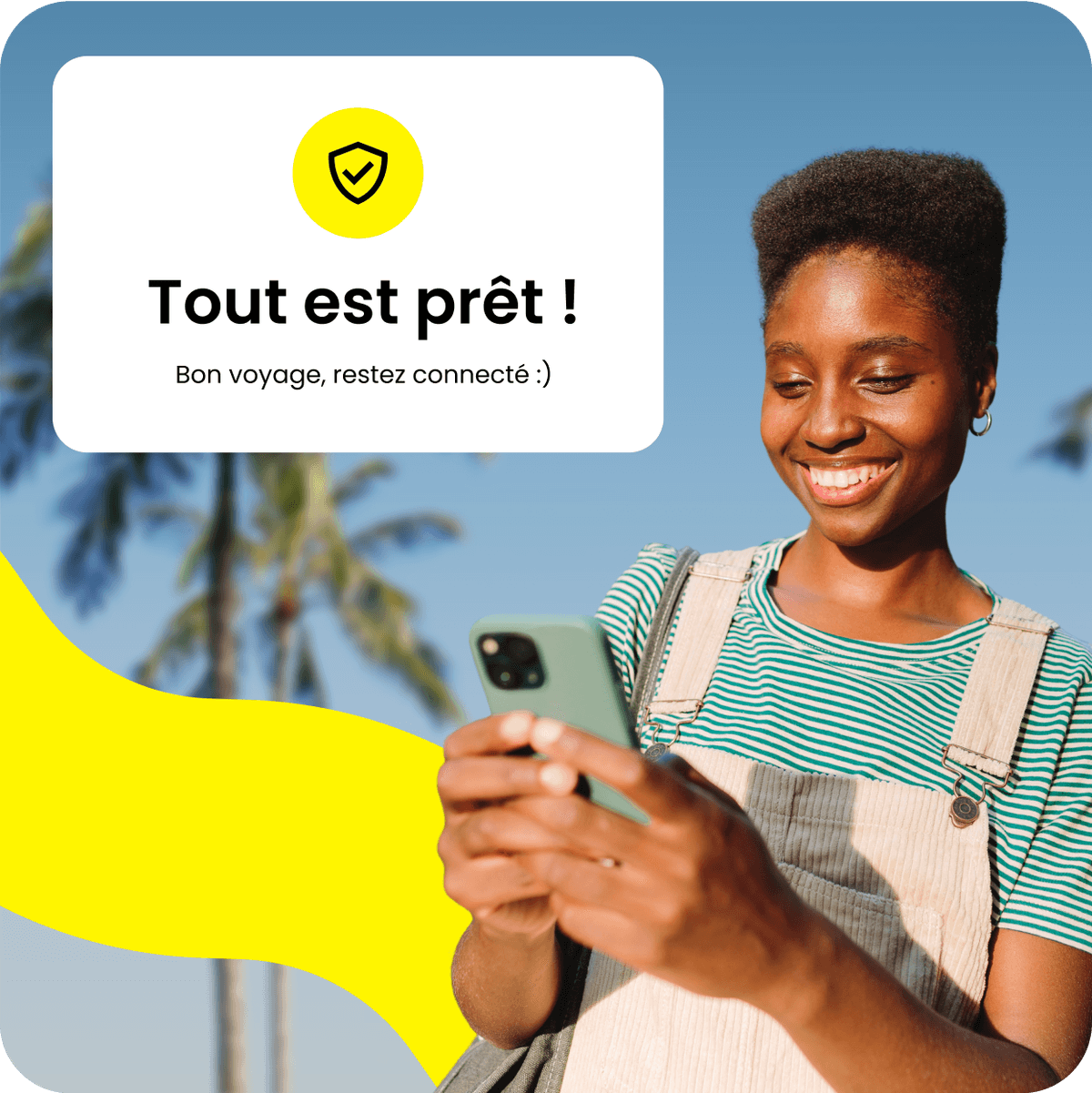 Une femme souriante qui profite d'un abonnement eSIM Saily entièrement configuré.