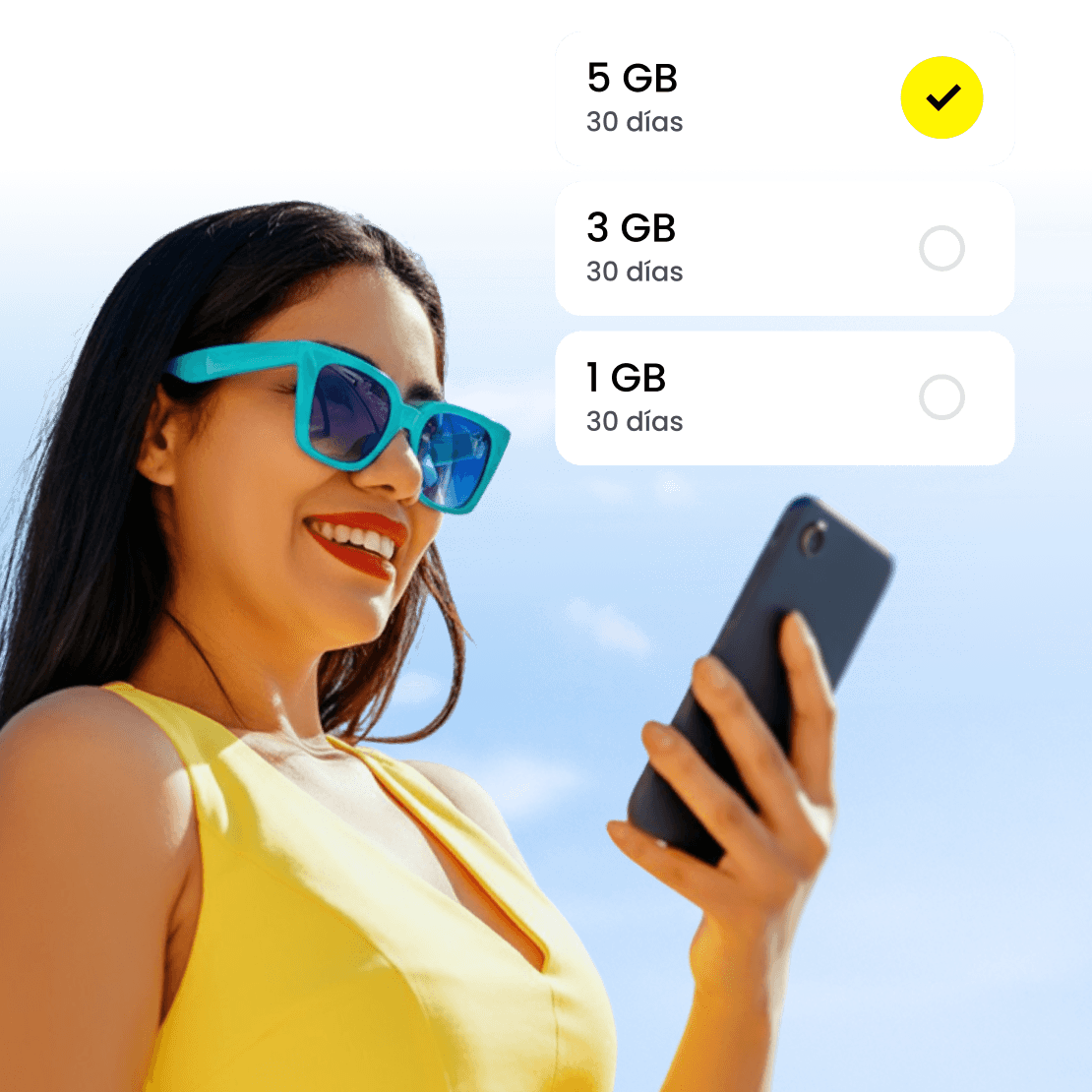 Una mujer selecciona un plan eSIM. 