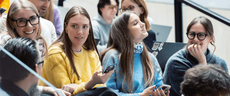 El equipo de Saily participando en un evento interno de la empresa.