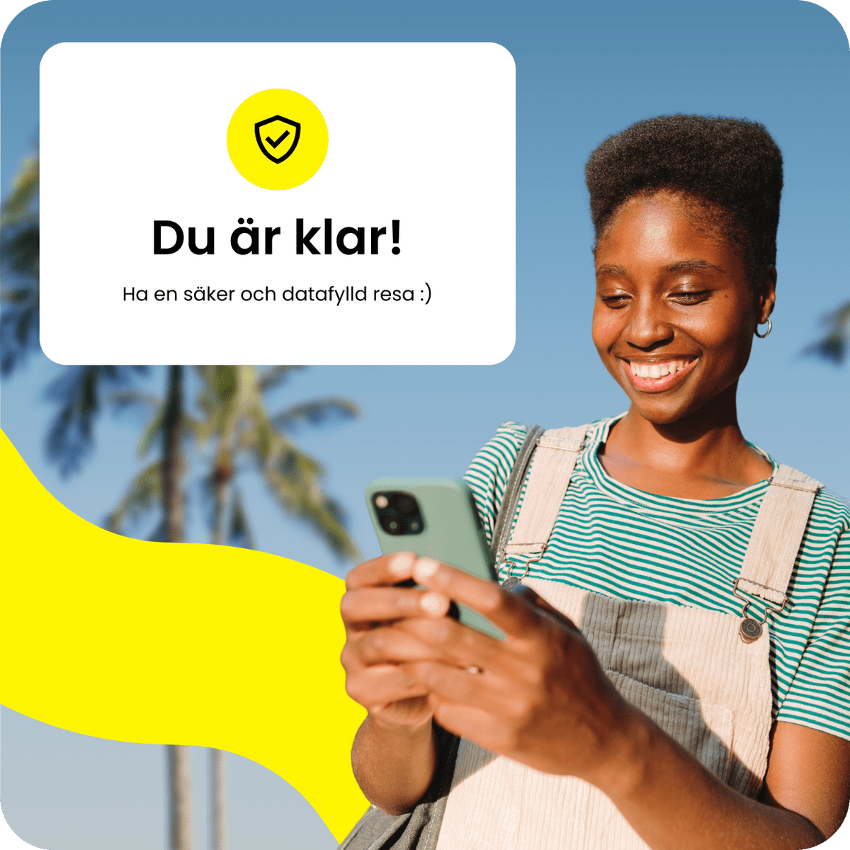 En leende kvinna njuter av en komplett Saily eSIM-plan.