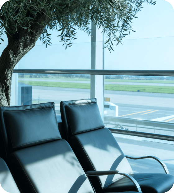 Sailyの空港ラウンジ利用特典を表している、空港ラウンジの椅子。