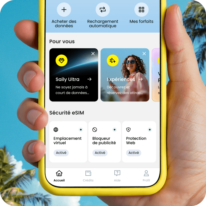 Une main tient un téléphone sur lequel l'application Saily est ouverte, affichant les options permettant de gérer les forfaits eSIM, les données mobiles et les fonctionnalités de sécurité.