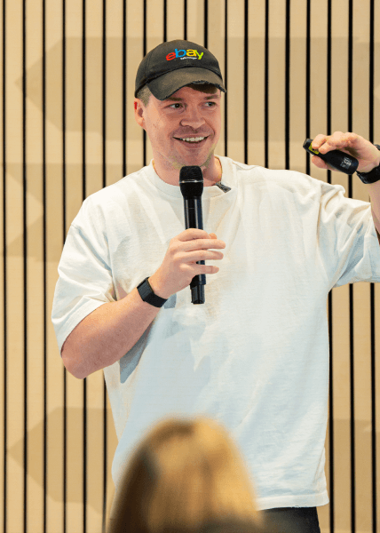 Vykintas Maknickas, director ejecutivo de Saily, hablando en un evento.