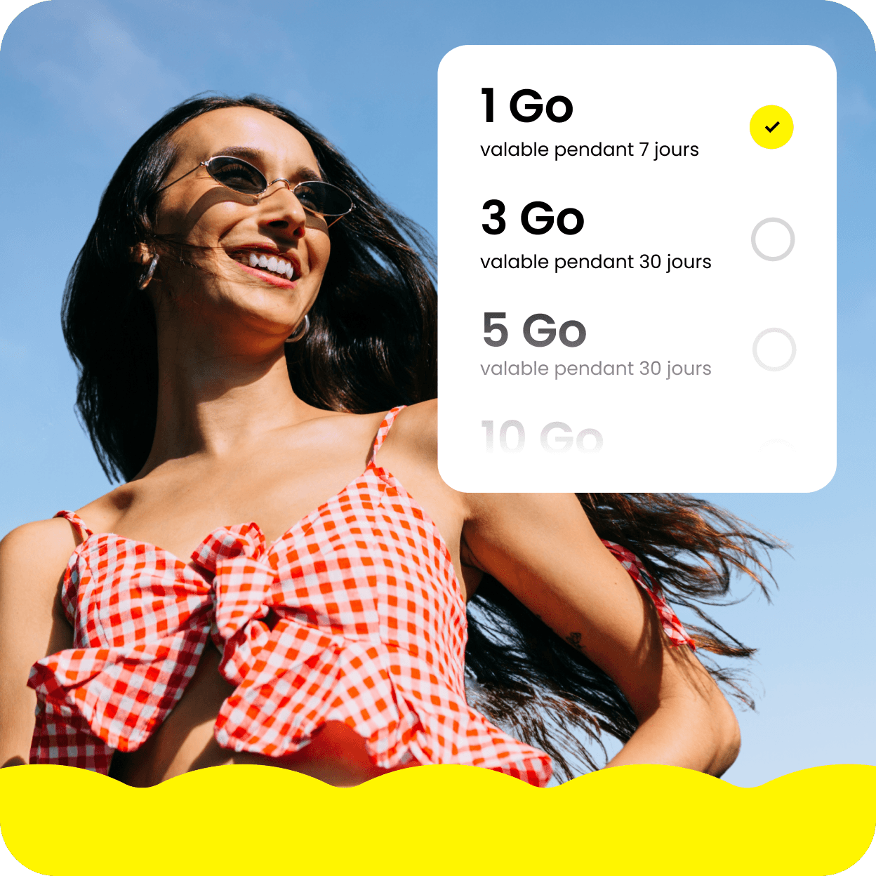 Une femme profite du soleil après avoir choisi son forfait de données eSIM de 1 Go.