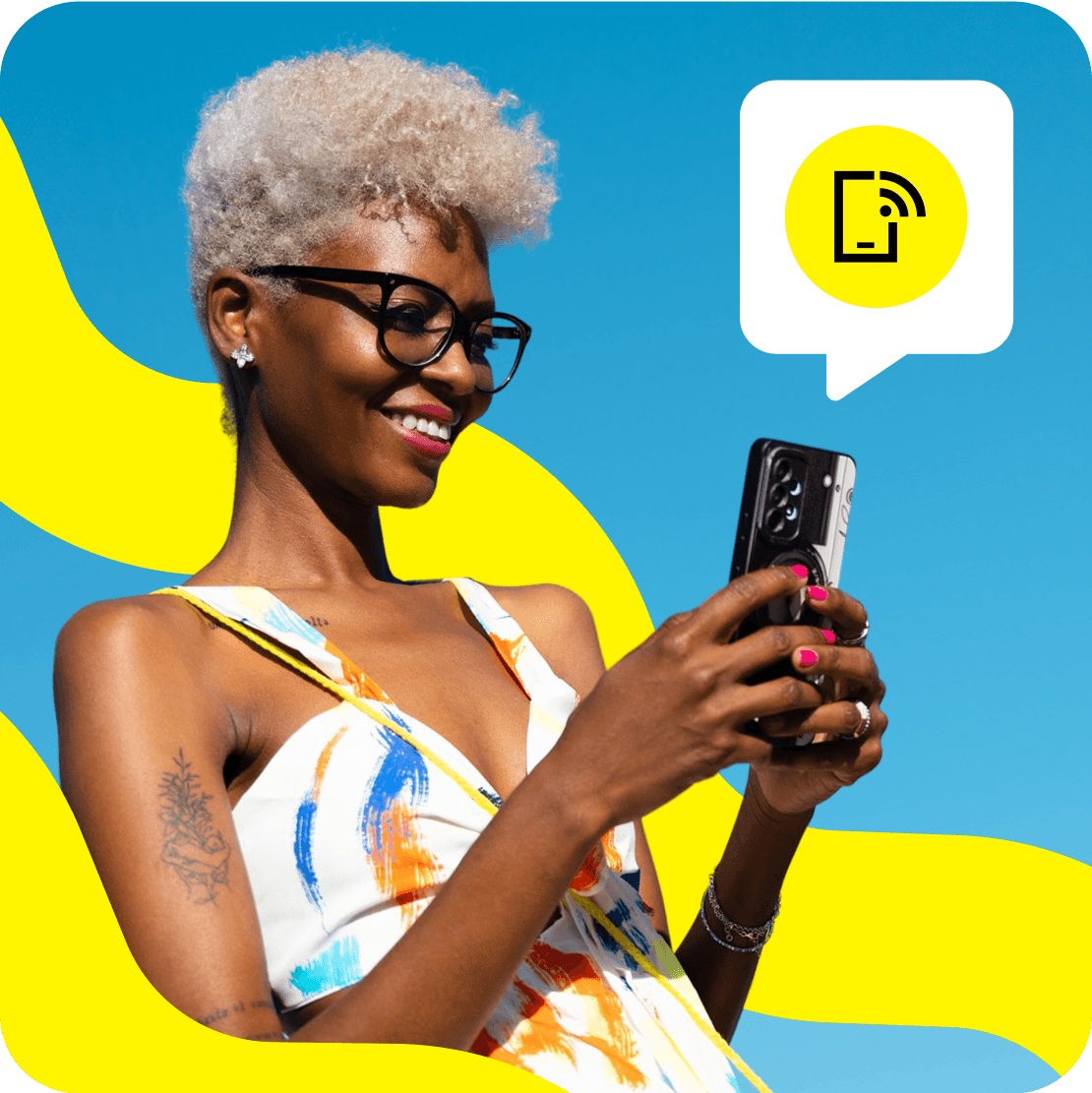 En glad kvinna som aktiverar sitt eSIM i sin telefon.