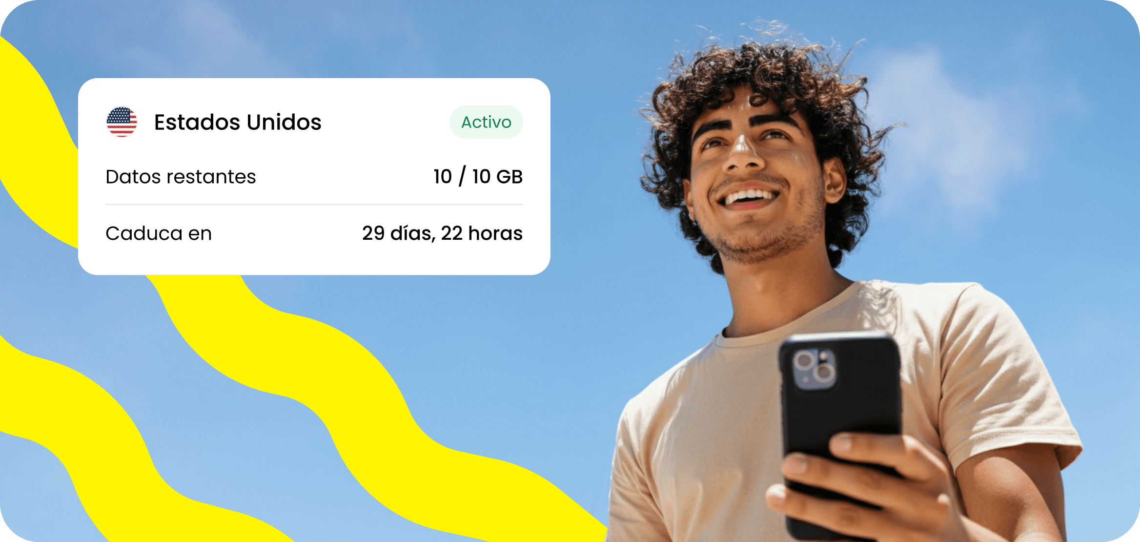 Un hombre revisando su plan eSIM de Saily en su teléfono.
