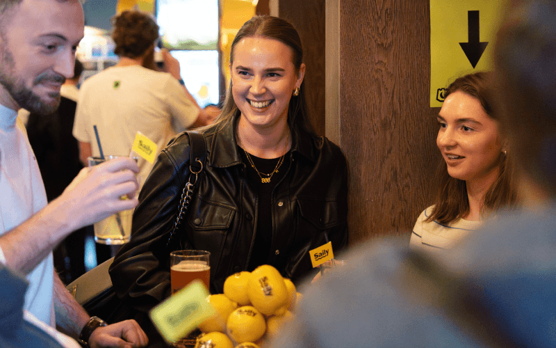 Empleados de Saily charlando durante un evento celebrado en la sede central de Saily.