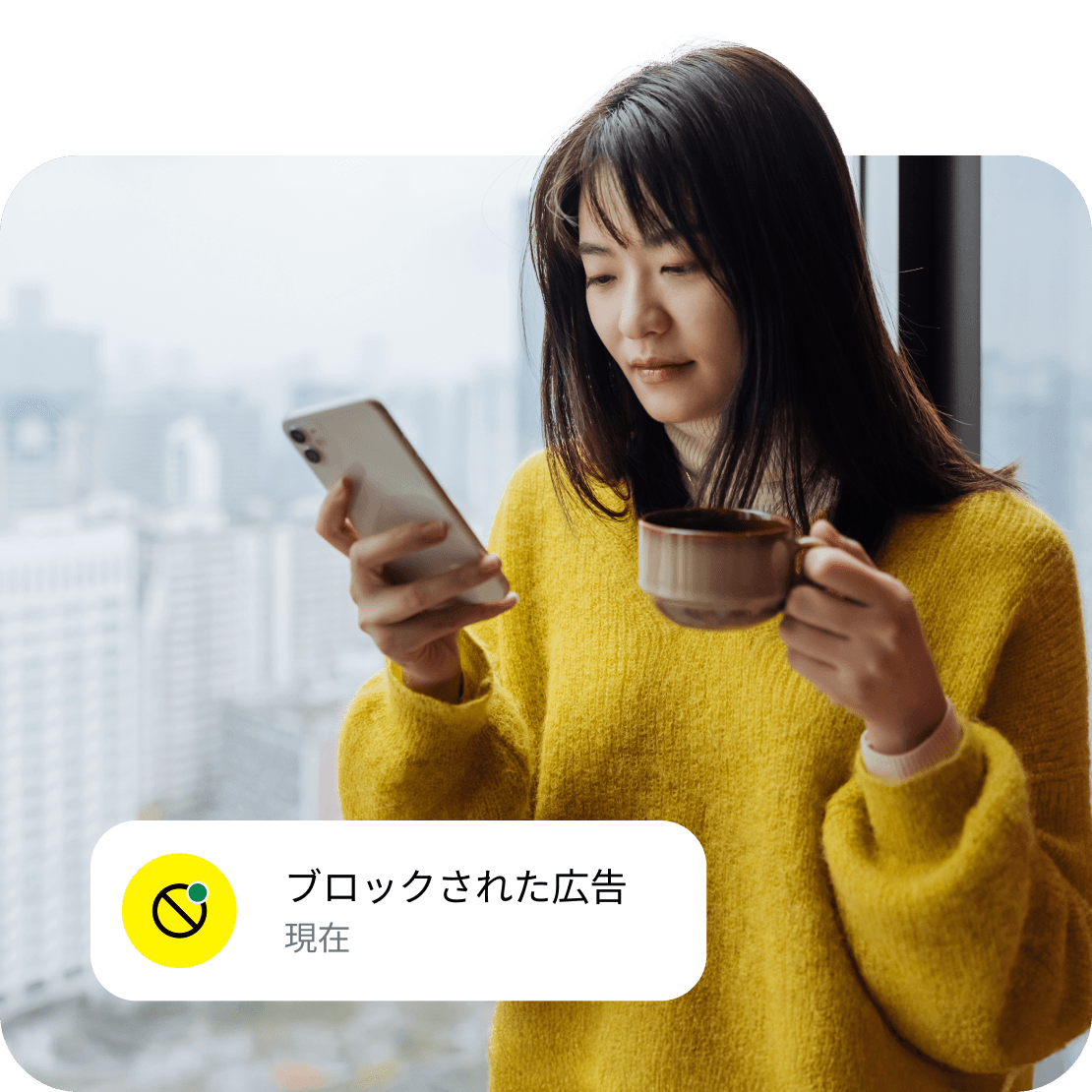 Sailyの広告ブロッカーの通知が表示されているスマートフォンを手に、くつろぐ旅行者。