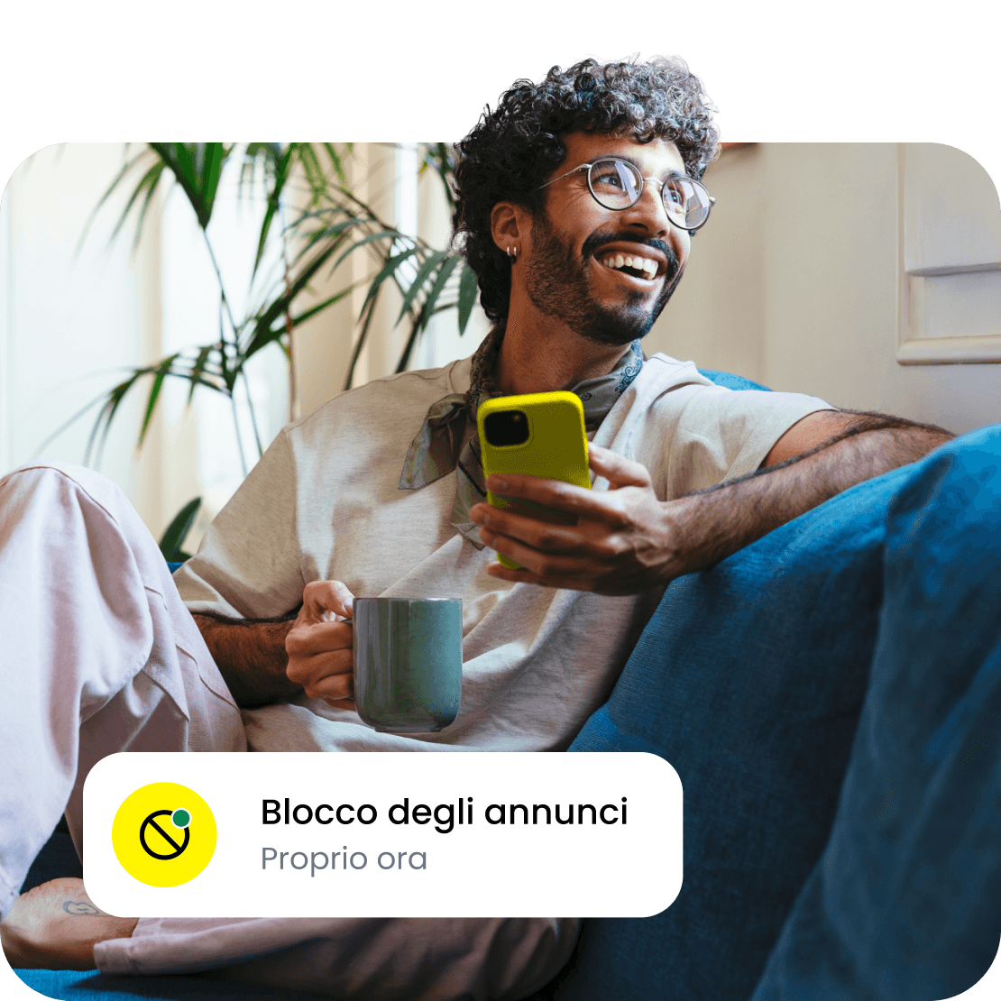 Un viaggiatore che si rilassa con un telefono in mano, sul quale appare la notifica del blocco degli annunci di Saily.