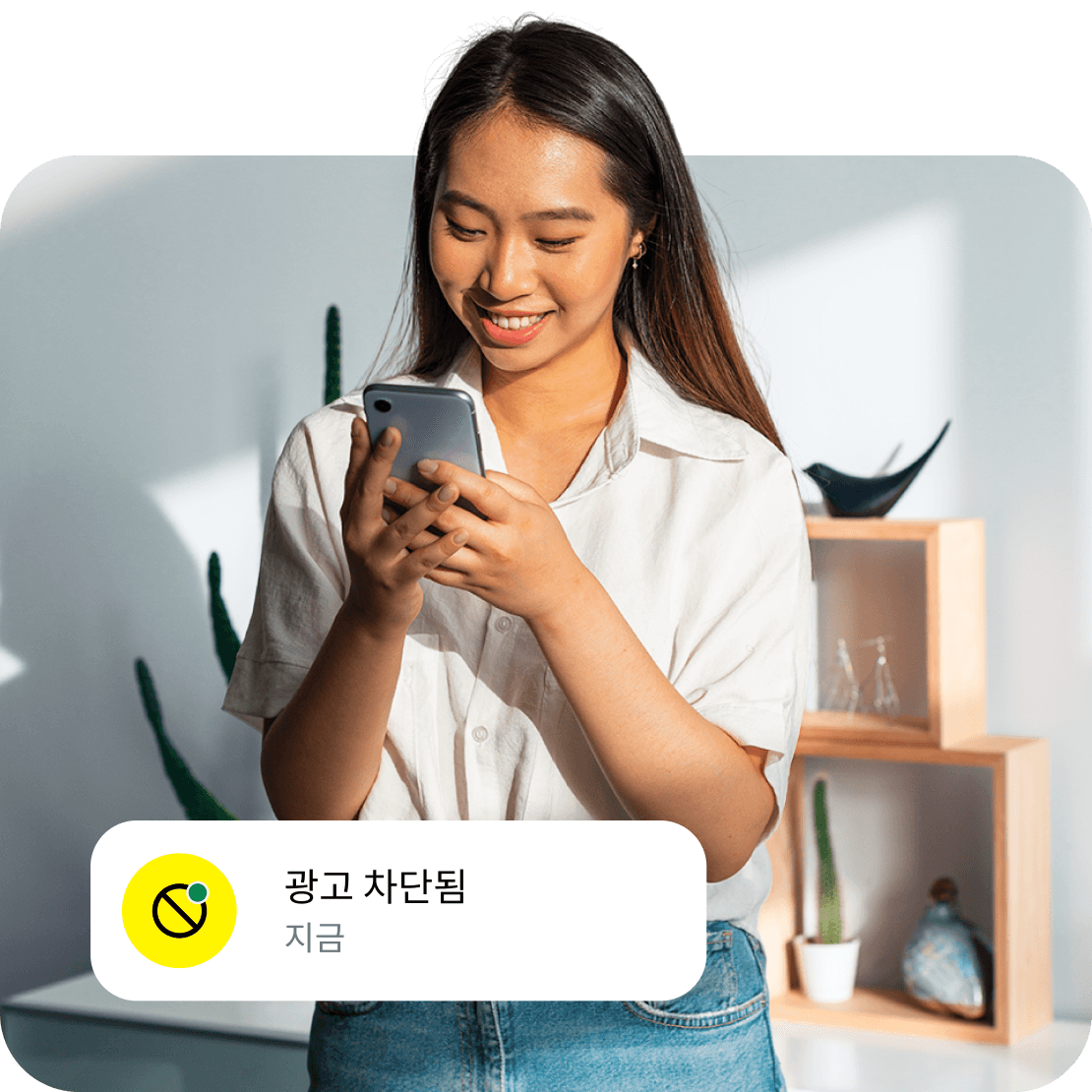 Saily의 광고 차단 알림이 표시된 휴대폰을 보며 휴식을 취하고 있는 여행자