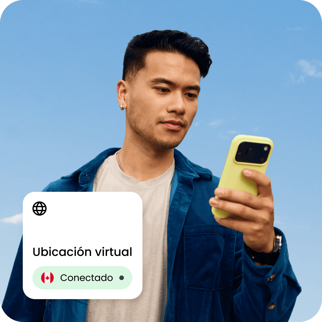 Un viajero usa un celular con la función de ubicación virtual de Saily activada.