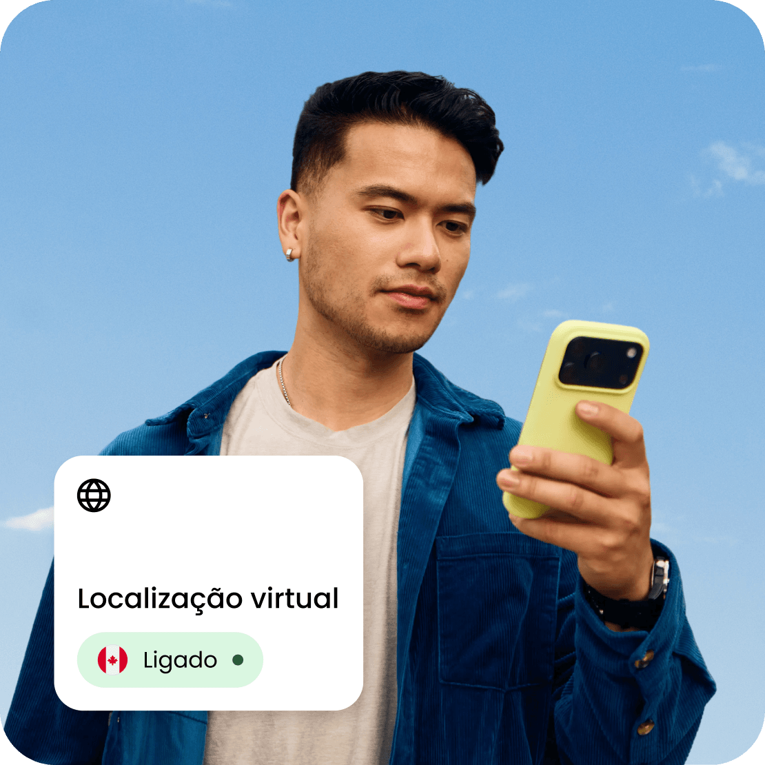 Um viajante a utilizar um telemóvel com a funcionalidade de localização virtual do Saily ativada.