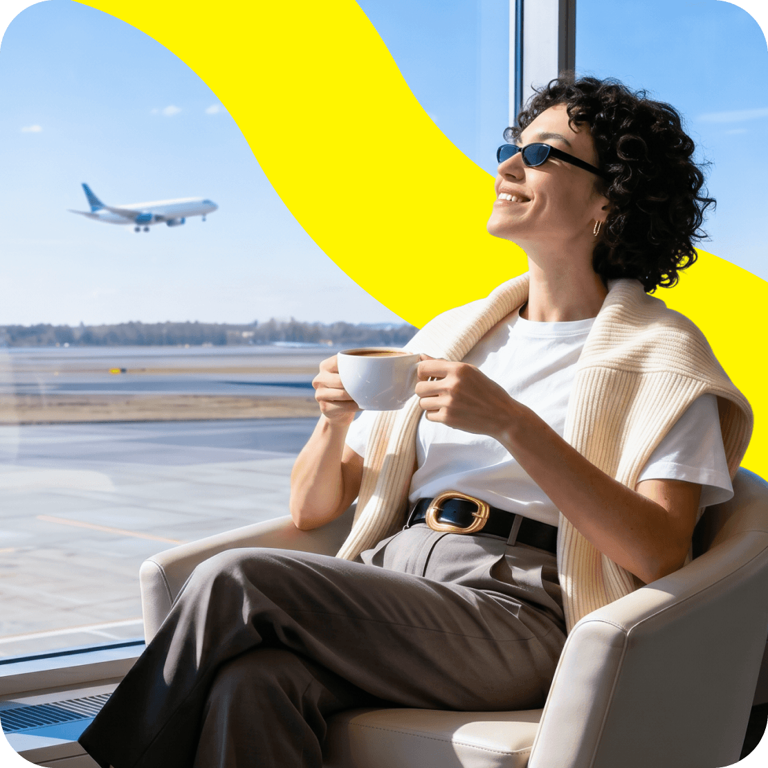 Uma mulher a descontrair num lounge de aeroporto antes do seu voo.
