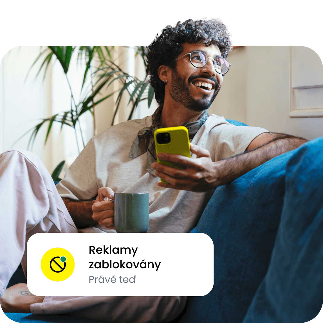 Cestovatel odpočívající s telefonem, na kterém se zobrazuje oznámení funkce Blokování reklam od Saily.