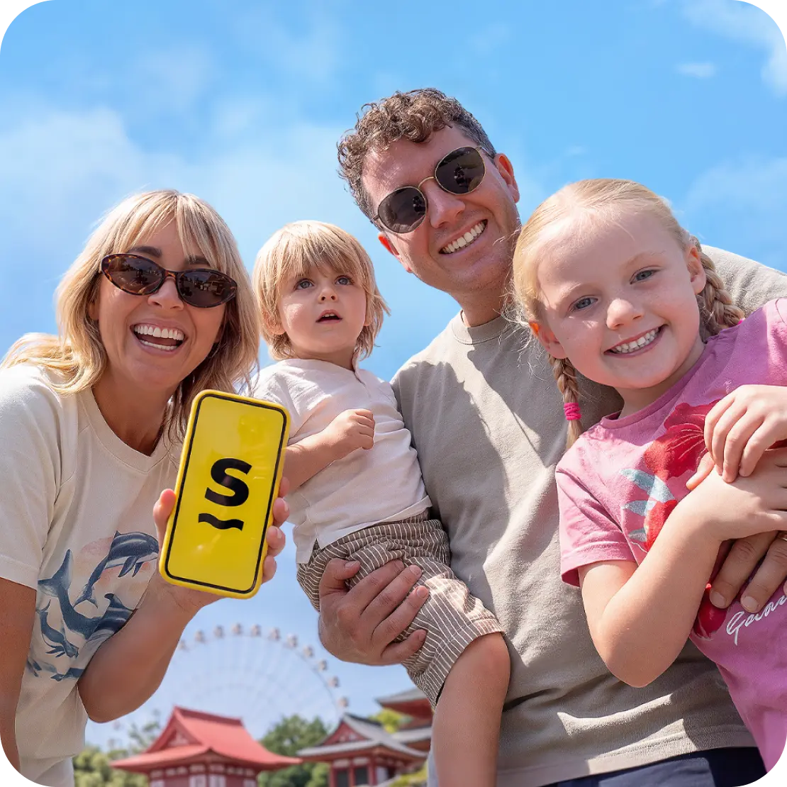 Het gezin uit ‘Flying the Nest’ houdt een telefoon omhoog waarop het logo van de Saily eSIM-app te zien is.