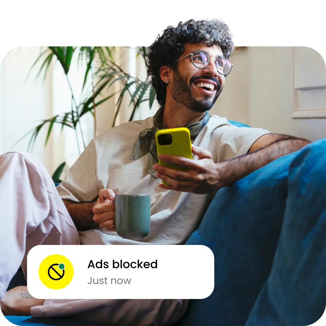 Un viajero relajándose con un teléfono que muestra la notificación del bloqueador de anuncios de Saily.
