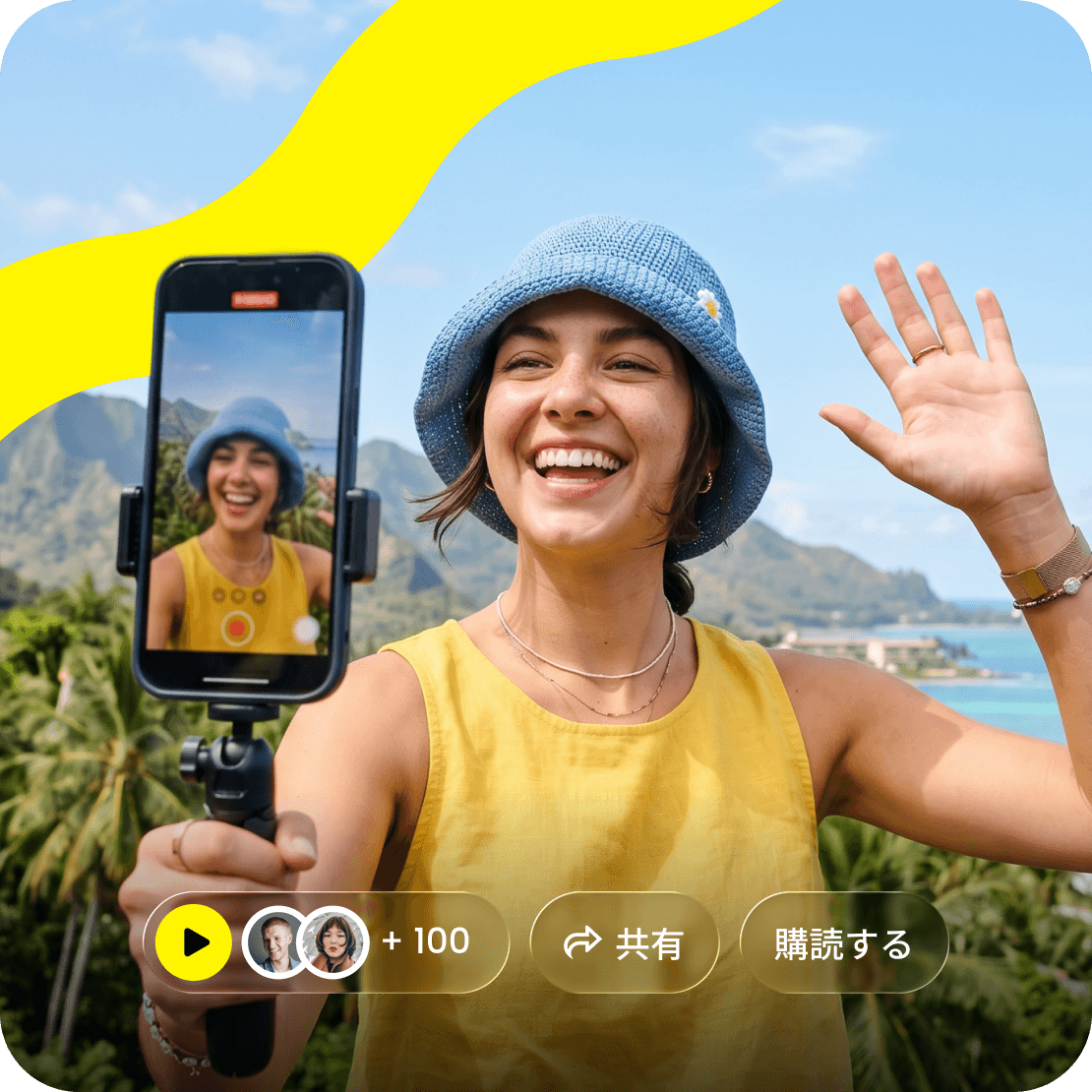 バケットハットをかぶった女性が、背後にヤシの木を背景に、スマートフォンで自分を撮影している様子。画面には動画のUIオーバーレイが表示されている。