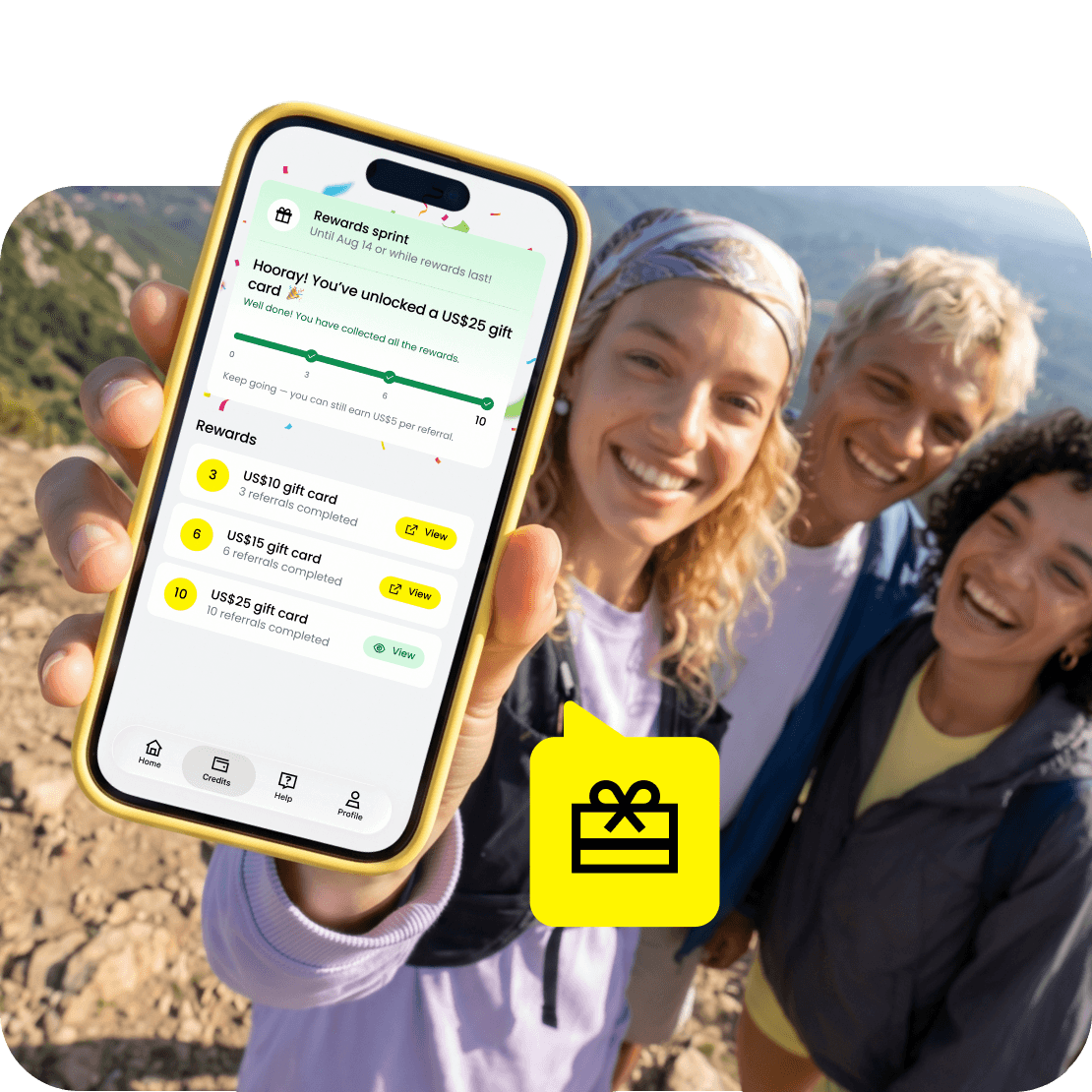 Ein Telefon zeigt die Saily eSIM-App und die verfügbaren Reiseziele, während im Hintergrund ein Flugzeug über den blauen Himmel fliegt.