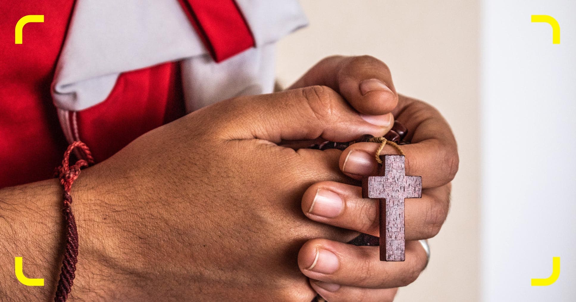 Manos sosteniendo una cruz para representar la visita del papa a Perú en 2026