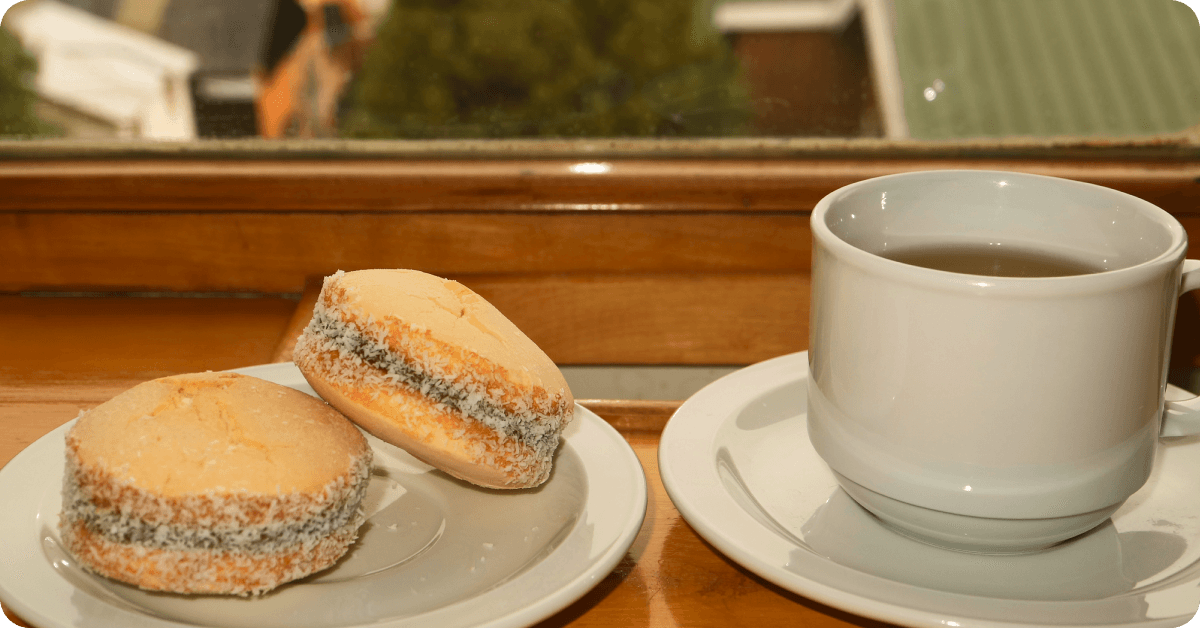 Probar alfajores y visitar un café notable