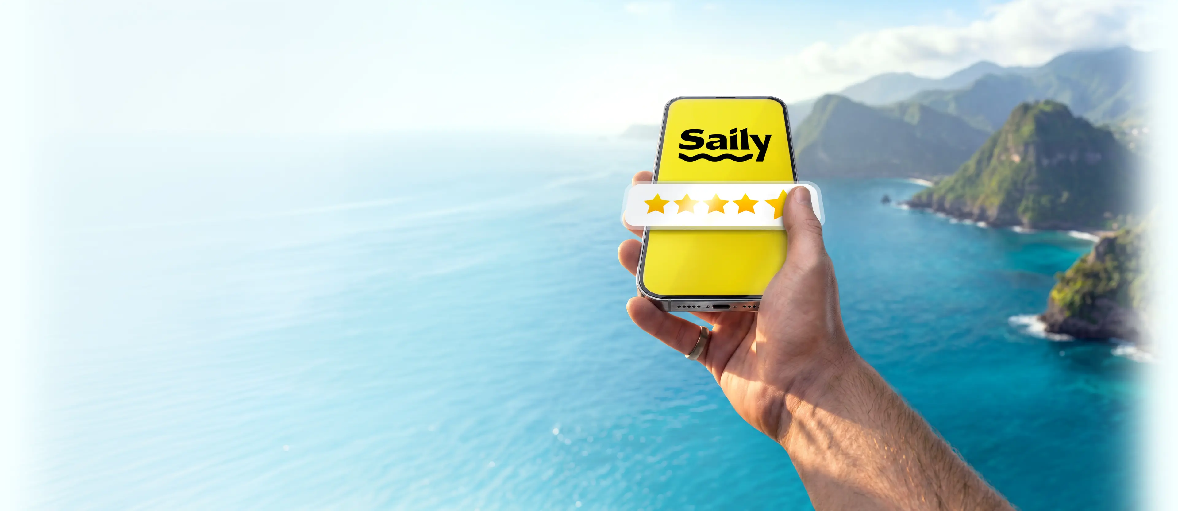 Una mano che tiene un telefono che mostra la valutazione a 5 stelle di Saily.