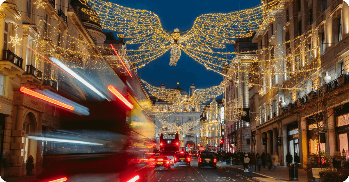 Oxford Street resplandeciente con luces navideñas.
