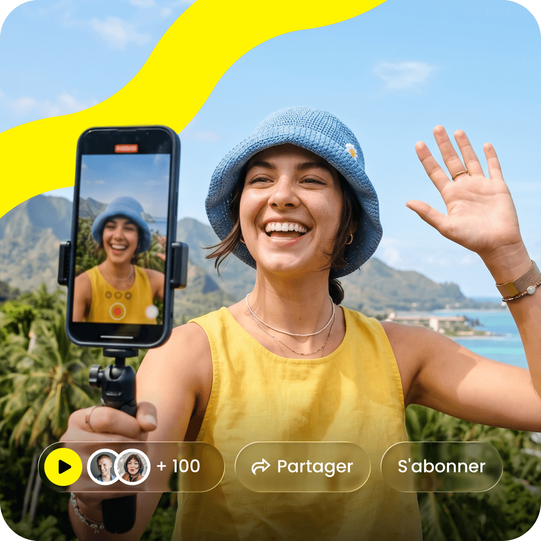Une femme coiffée d’un bob qui se filme avec son téléphone, avec des palmiers en arrière-plan et des éléments d’interface vidéo en superposition.