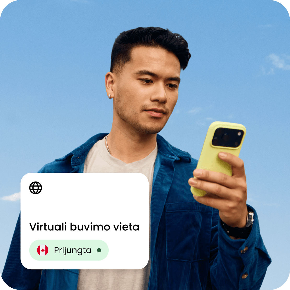 Keliautojas naudoja telefoną su įjungta „Saily“ virtualios buvimo vietos funkcija.